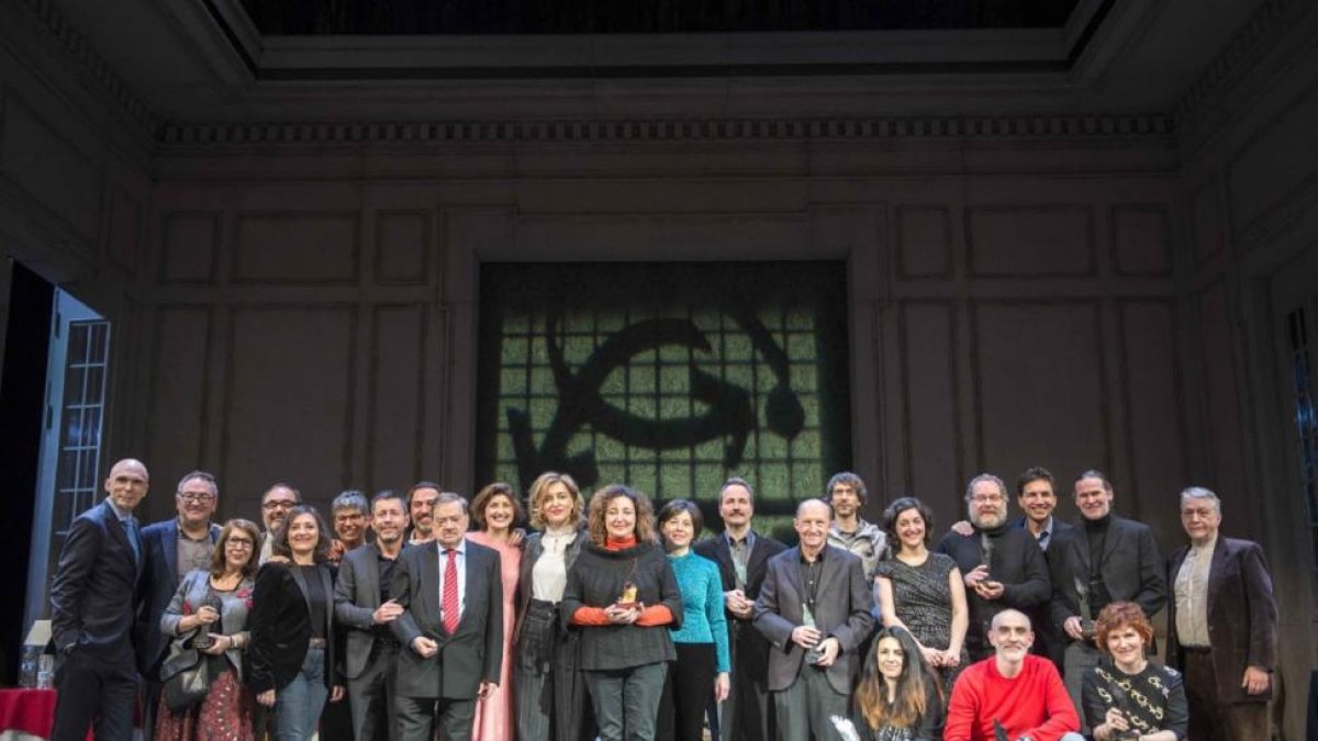 Foto de familia de los premiados.-E.M.