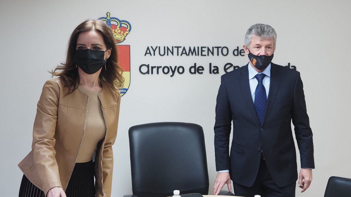 La consejera de Empleo e Industria, Ana Carlota Amigo, realiza una visita institucional al Ayuntamiento de Arroyo de la Encomienda, donde mantiene un encuentro con el alcalde, Sarbelio Fernández, y otros miembros de la corporación municipal. | ICAL
