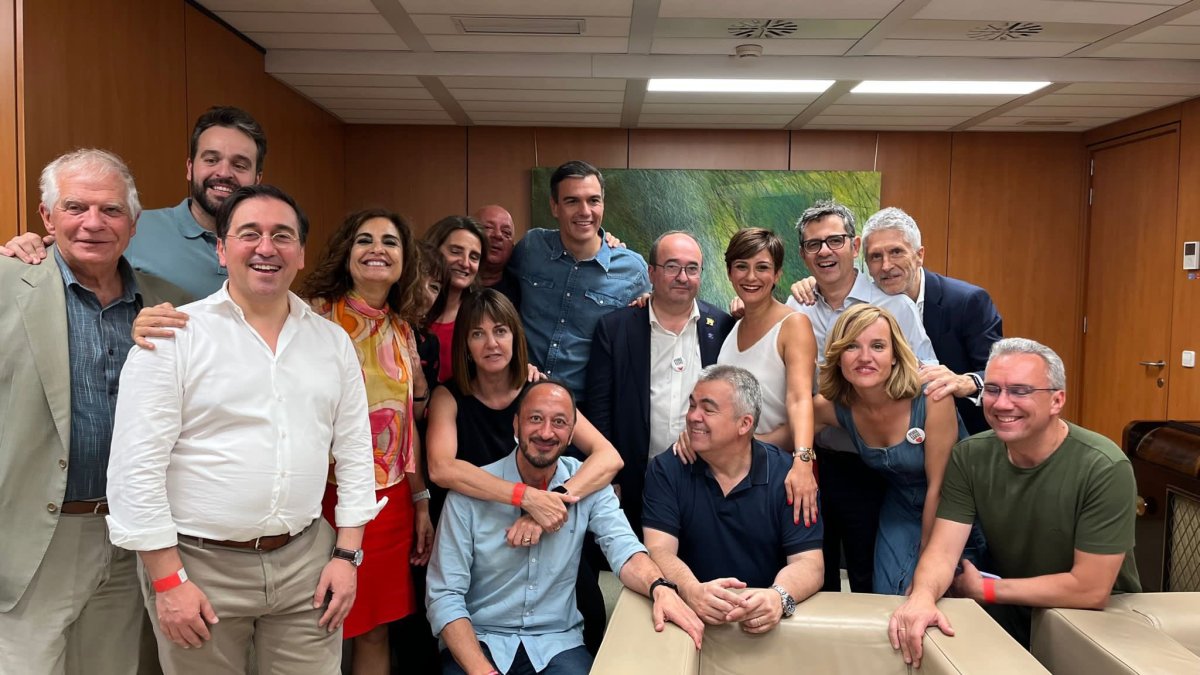 Javier Izquierdo, a la derecha, junto al núcleo duro de Pedro Sánchez en una imagen publicada por el ministro José Manuel Albares.