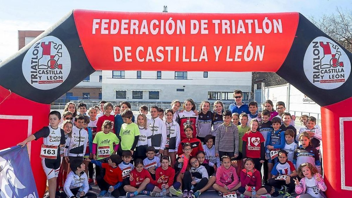 La foto de familia de la prueba de ‘Nada y Corre’ que reunió a más de 60 triatletas en Río Esgueva.-PABLO REQUEJO