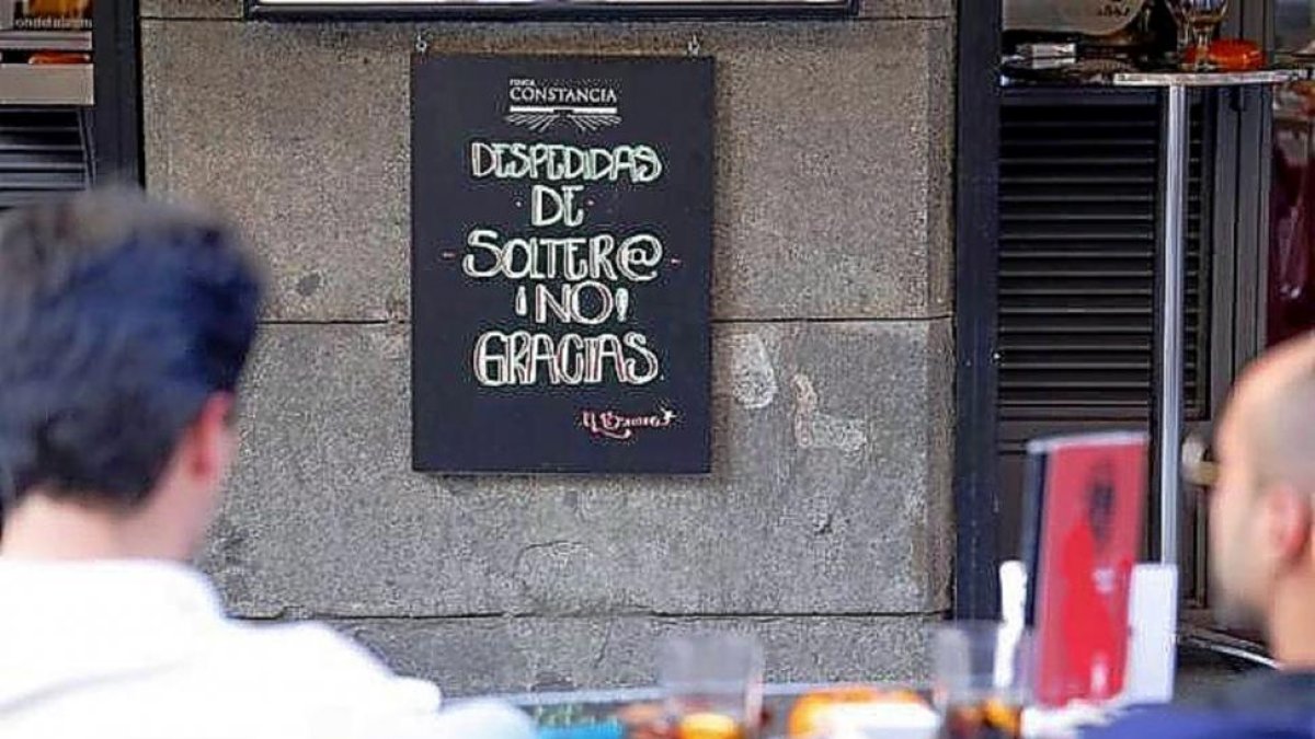 Cartel en contra de las despedidas de soltero en un establecimiento de hostelería.-E.M,
