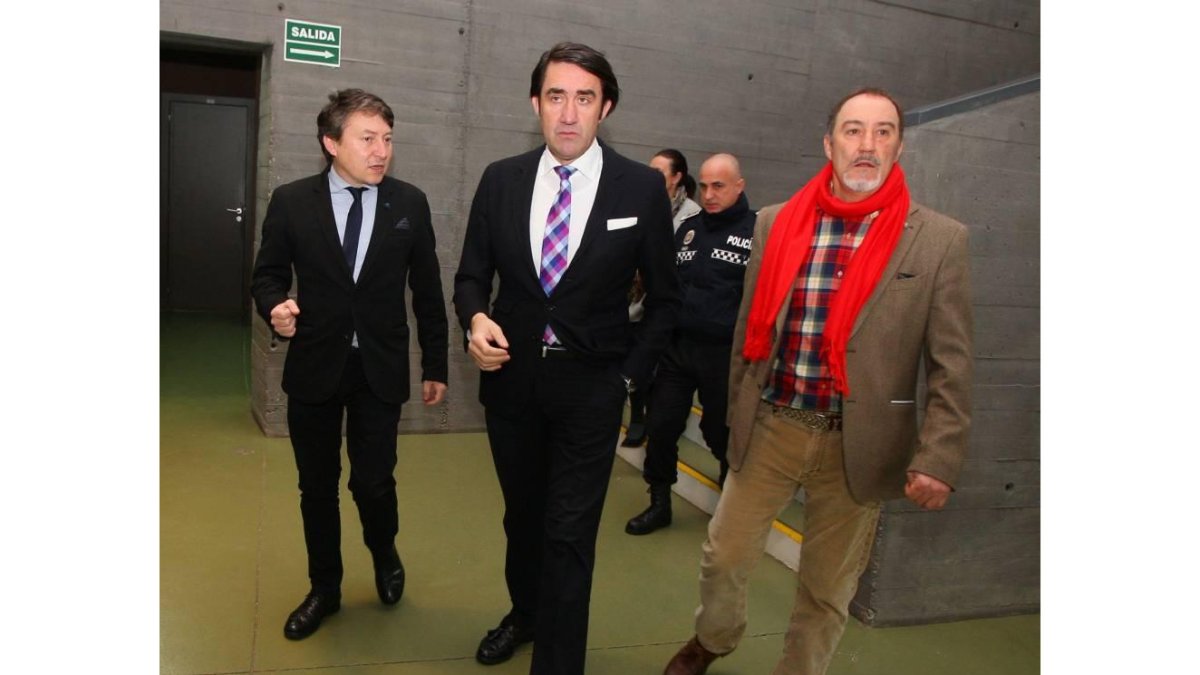 El subdelegado del Gobierno en León, Juan Carlos Suárez-Quiñones (C), junto al alcalde de Ponferrada, Samuel Folgueral (I), y el concejal de Tráfico y Seguridad, durante la inauguración de las Jornadas de Gestión de Seguridad y Emergencias-Ical