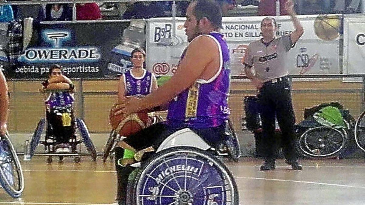 Lalo Prieto, en un tiro libre del partido.-E.M.