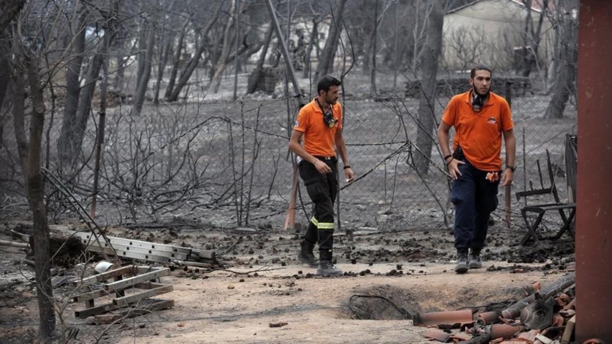 Los equipos de rescate buscan a posibles víctimas. /-EFE / SIMELA PANTZARTZI