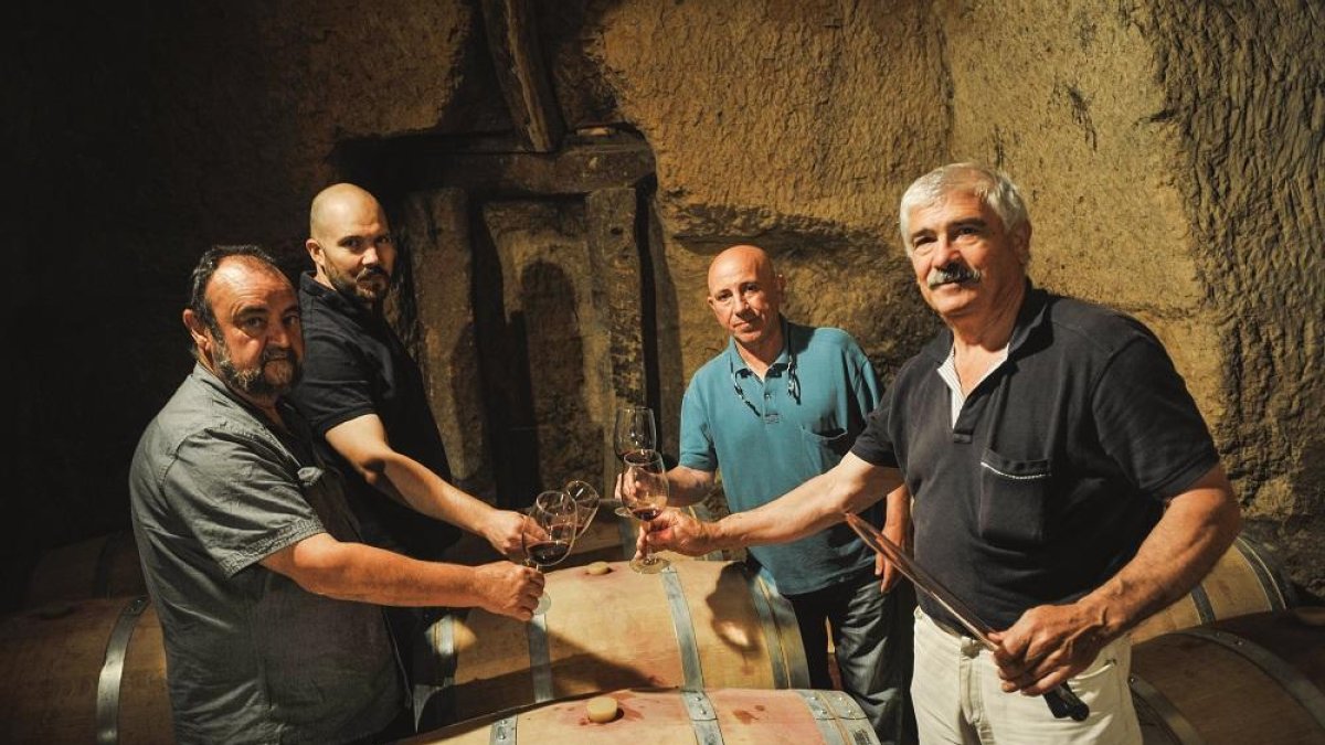 De dcha. a izda.: Emilio Viejo, Nano Morejón, Alberto Viejo y Chencho Valbuena, en el interior de la cueva en Roales de Campos.-