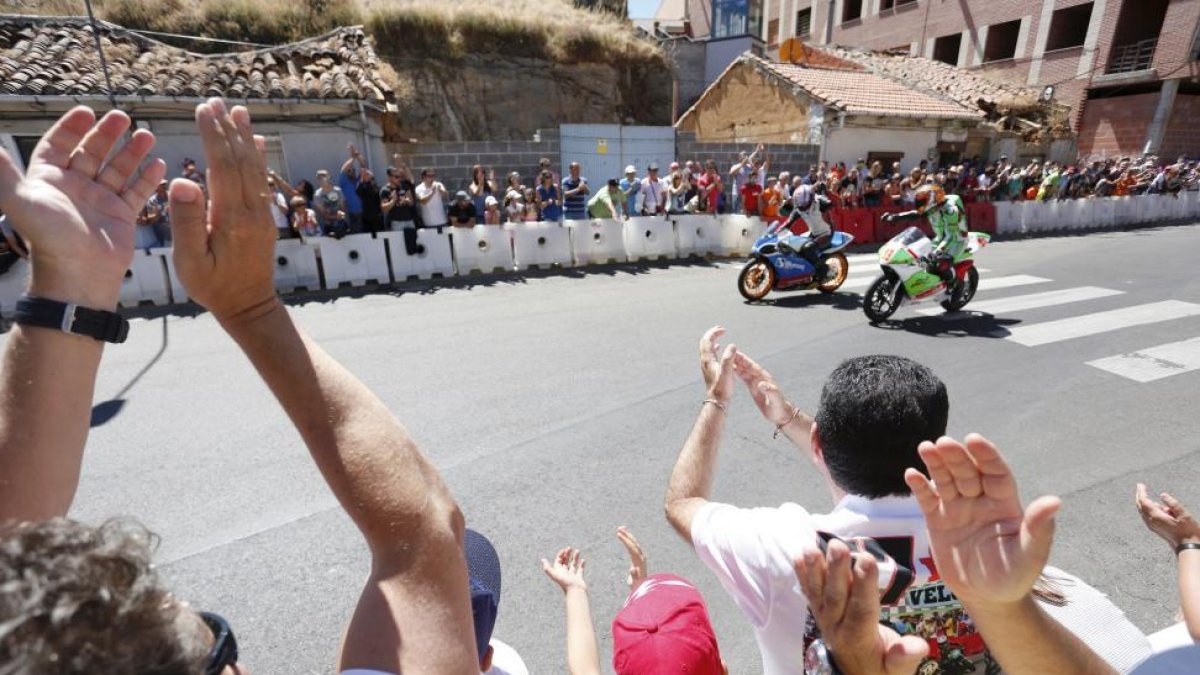 El público, que abarrotó el circuito, aplaude a los pilotos-ICAL