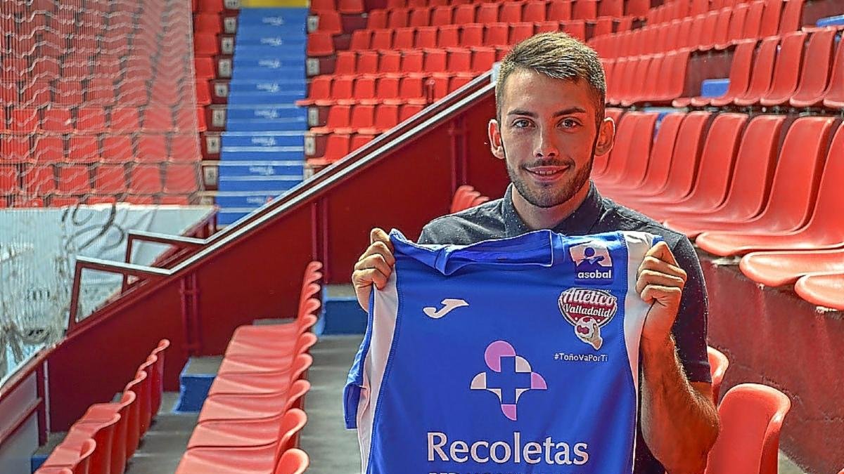 DaniPérez posa con la camiseta delRecoletas en las gradas de Huerta del Rey.-EL MUNDO
