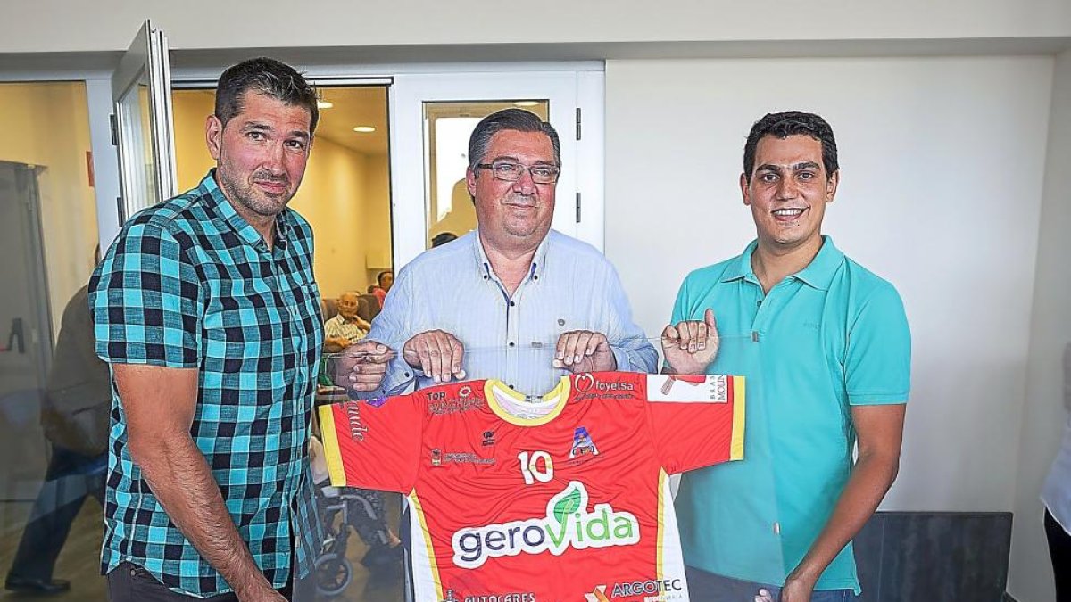 Ávila, a la izquierda, muestra su nueva camiseta.-PABLO REQUEJO