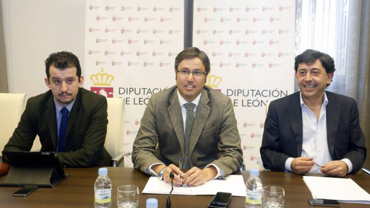 El presidente de la Diputación, Emilio Orejas, preside la reunión del Consorcio del Aeropuerto de León-Ical