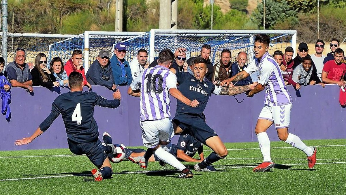 Javi Pérez dispara a puerta en el gol local.-PABLO REQUEJO