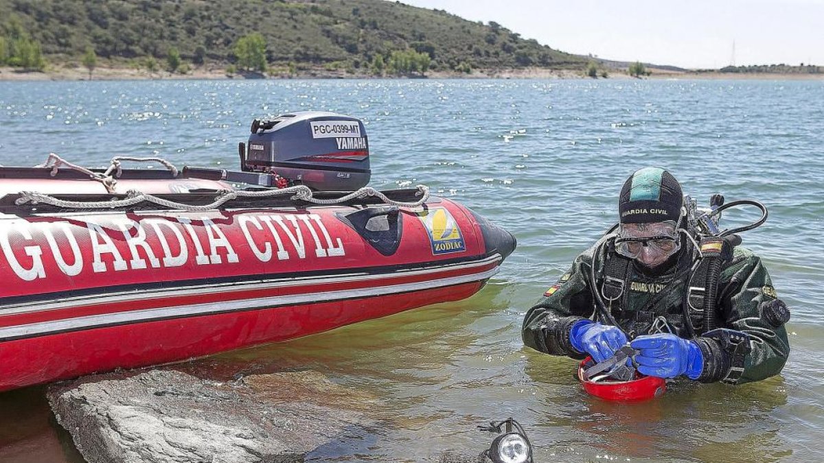 Imagen del sargento de los GEAS de la Guardia Civil durante una práctica en un embalse-EL MUNDO