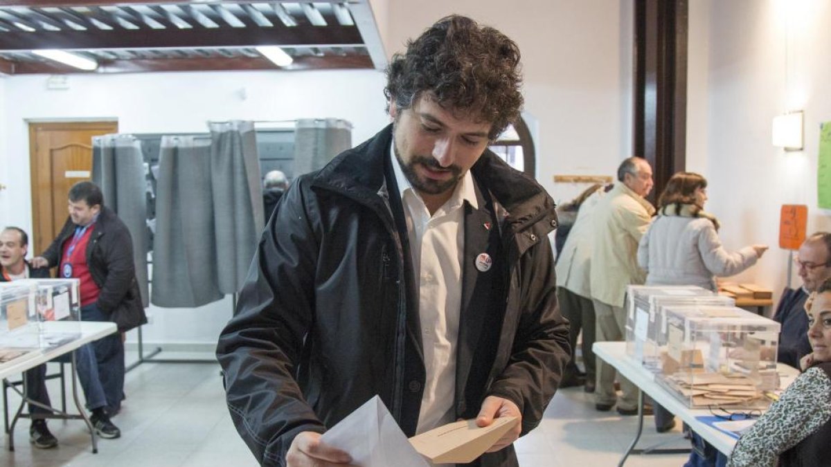 El procurador de IU-Equo José Sarrión vota en el colegio electoral de Valdelagua-ICAL