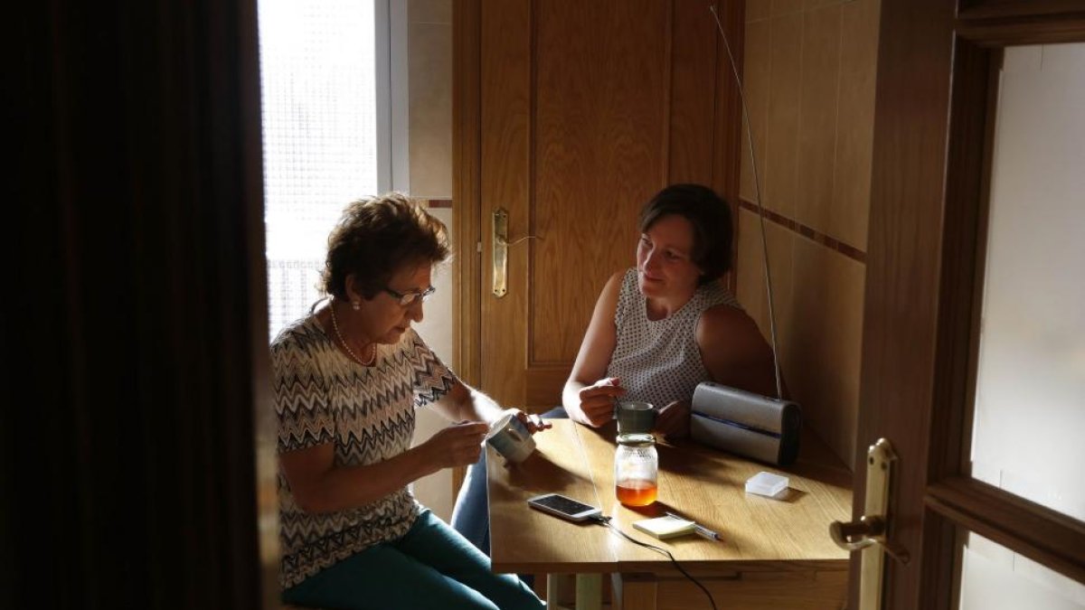 Isabel y Aurelie conversan en  la casa de Isabel, que comparten .-E. CARRASCAL