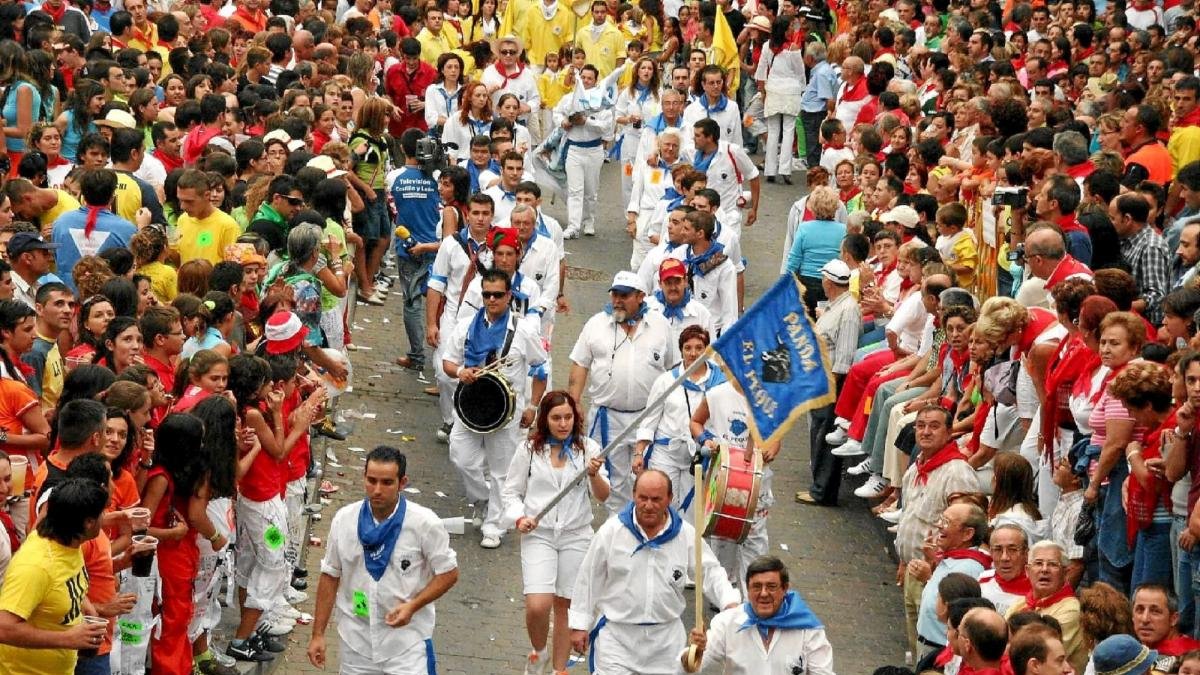Una de las peñas de Cuéllar, ‘El Soto’, en el desfile que inicia las fiestas de la Virgen del Rosario.-EL MUNDO