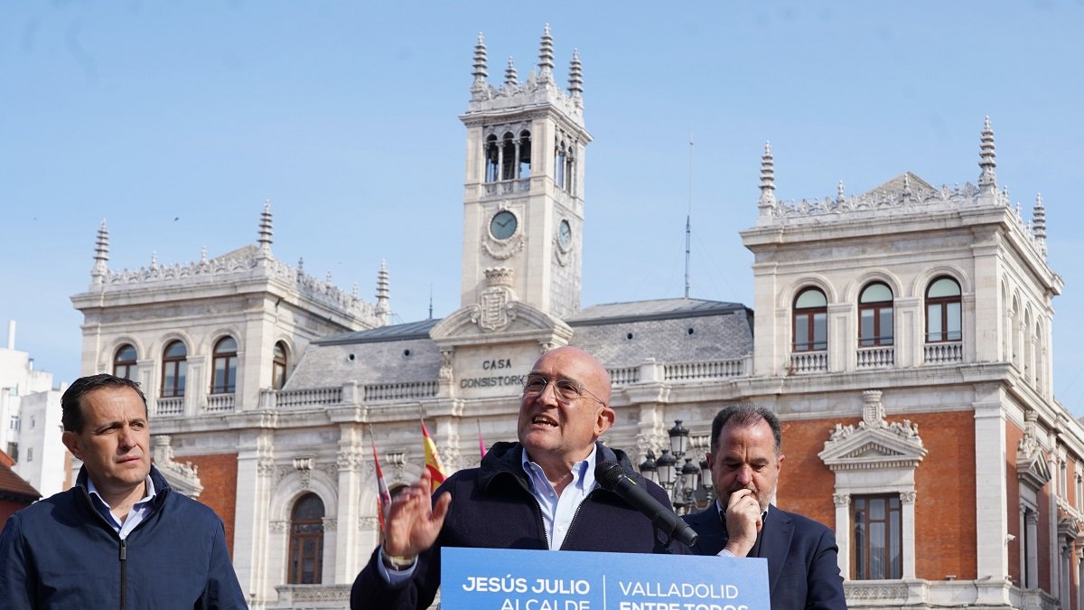 El presidente del PP del País Vasco, Carlos Iturgaiz, visita Valladolid para apoyar la candidatura del `popular' Jesús Julio Carnero a la Alcaldía de la ciudad. -ICAL