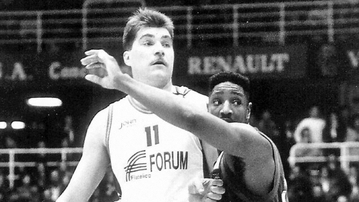 Audie Norris defiende en el poste bajo a Arvydas Sabonis.-EL MUNDO