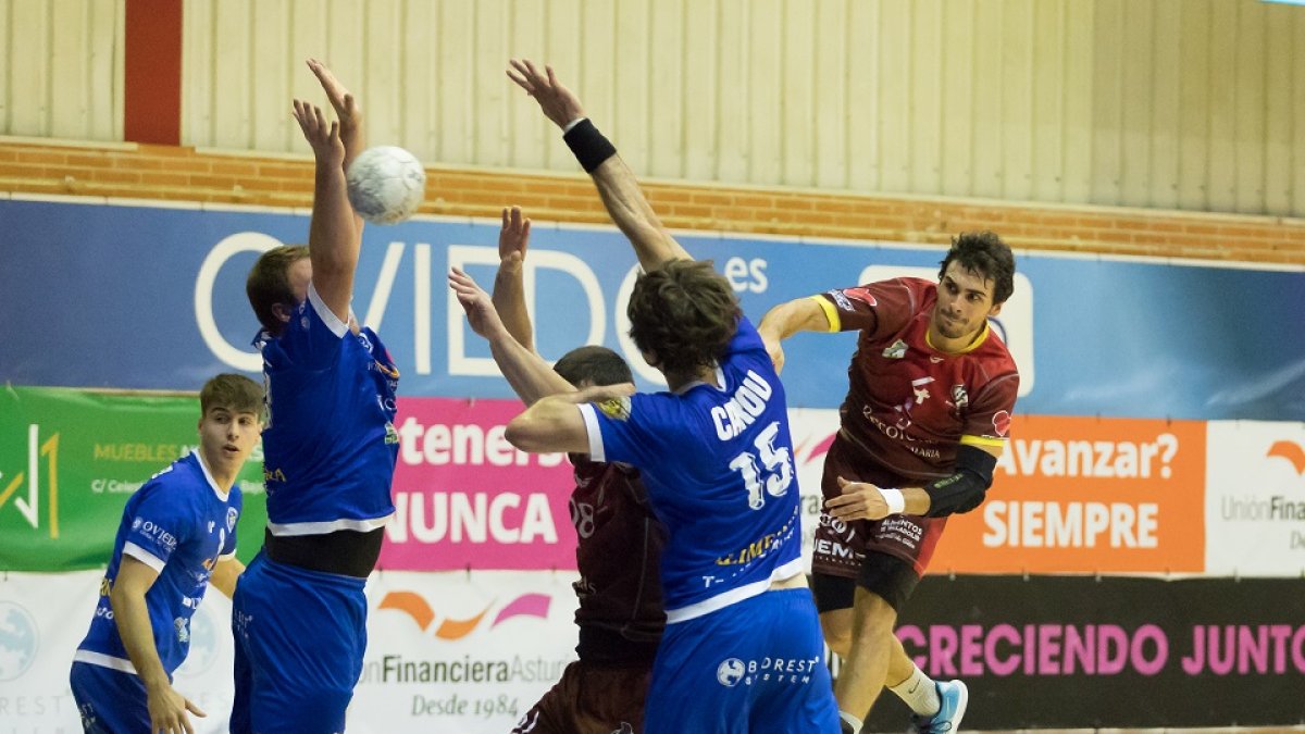 Afonso Lima arma el brazo y lanza en el partido copero jugado el martes en Oviedo. / LOF