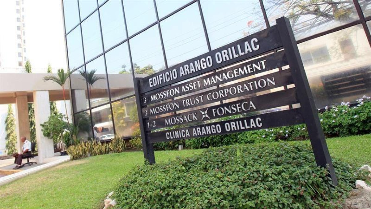 Fotografía de la sede de la firma de abogados Mossack Fonseca hoy, domingo 3 de abril de 2016, en la Ciudad de Panamá (Panamá).-EFE/Alejandro Bolívar