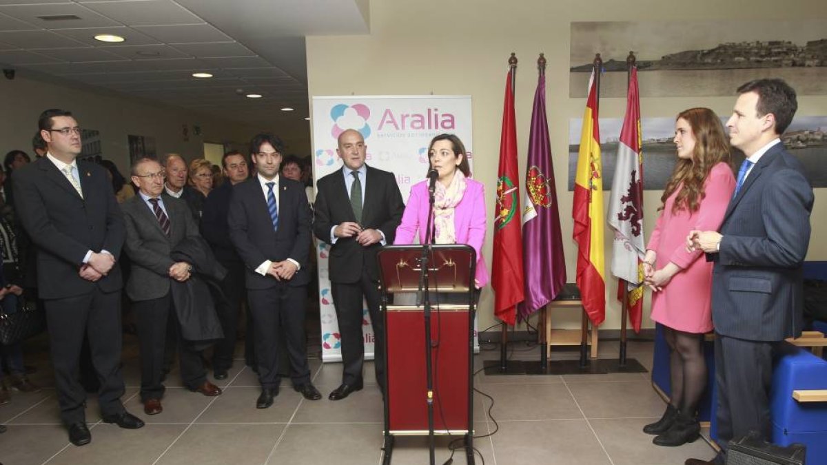El portavoz del PP en el Ayuntamiento de Tordesillas, Javier González Vega; el senador del PP Emilio Álvarez Villazán; el alcalde de Tordesillas, José Antonio Gónzalez Poncela; el presidente de la Diputación de Valladolid, Jesús Julio Carnero; la director-J. M. LOSTAU