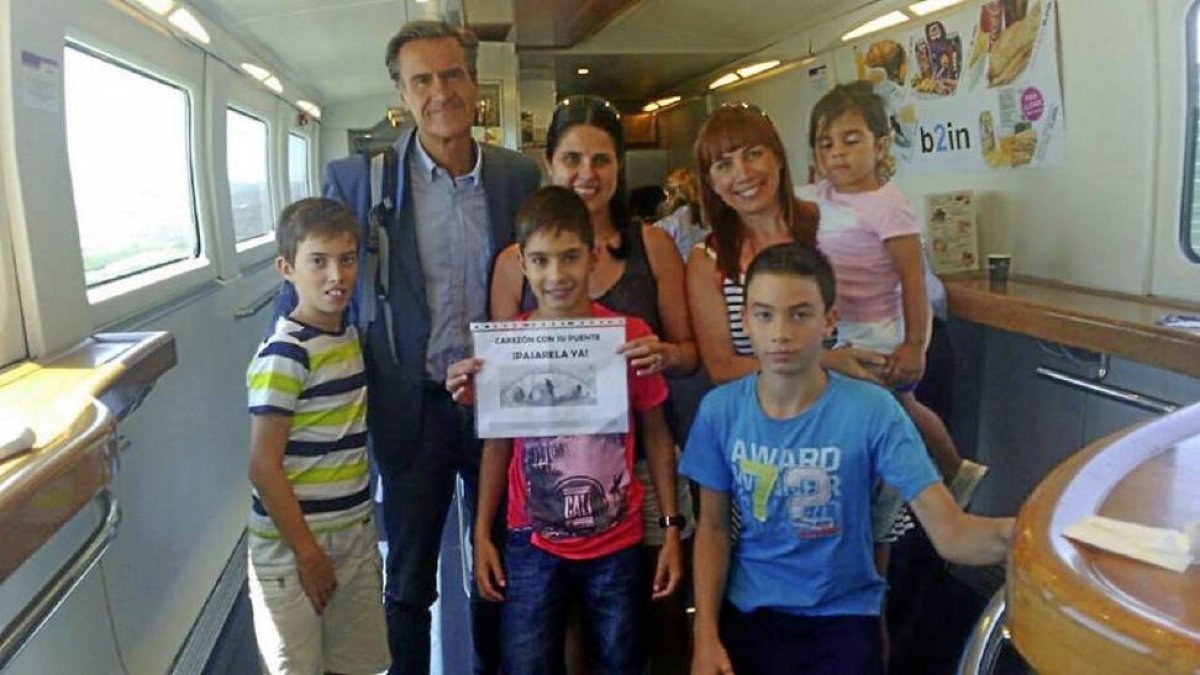 El exministro Juan Fernando López Aguilar posa con varios niños y con la pancarta de apoyo a la pasarela.-Facebook