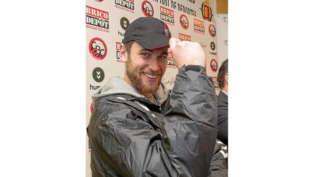 González saluda con la gorra de las 'ardillas' momentos antes de su presentación.-MIGUEL ÁNGEL SANTOS