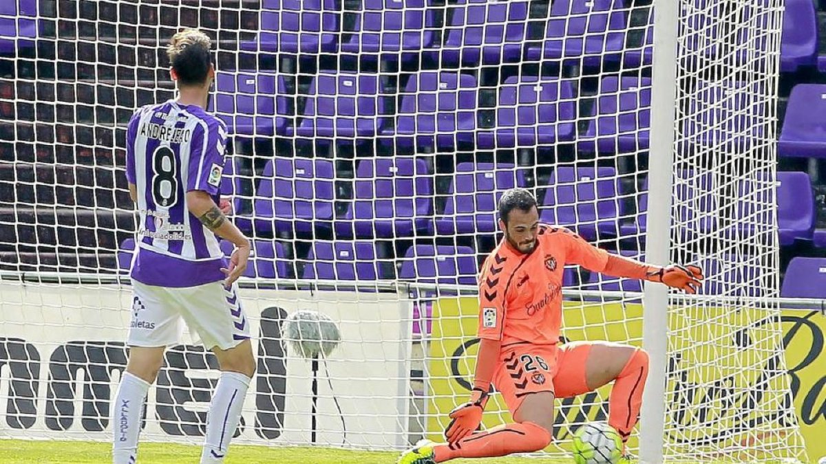 Julio desvía un remate junto al poste en el partido Valladolid-Oviedo de esta pasada temporada.-J. M. LOSTAU