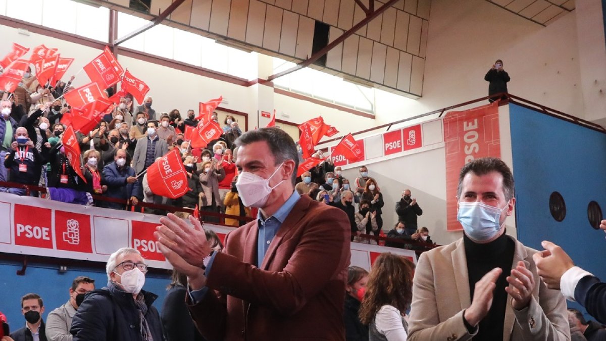 El secretario general del PSOE y presidente del Gobierno, Pedro Sánchez, y el candidato socialista a la Presidencia de la Junta, Luis Tudanca.- ICAL