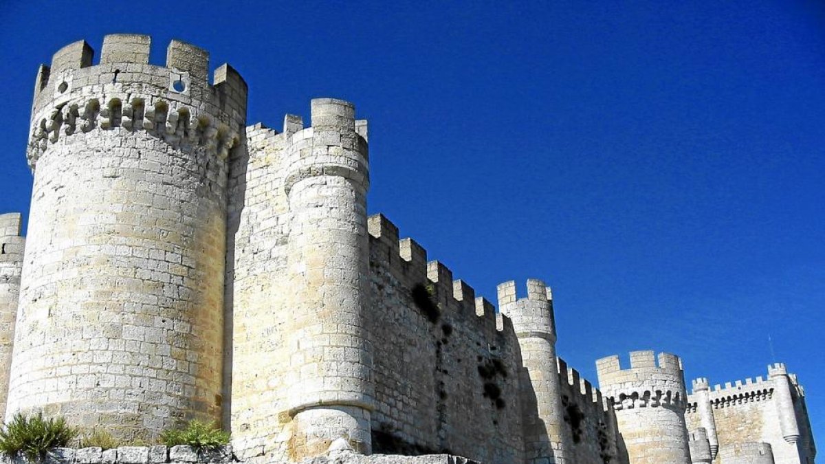 iImagen parcial de la muralla de la fortaleza ubicada en la localidad vallisoletana de Peñafiel.-MAR JUNCO