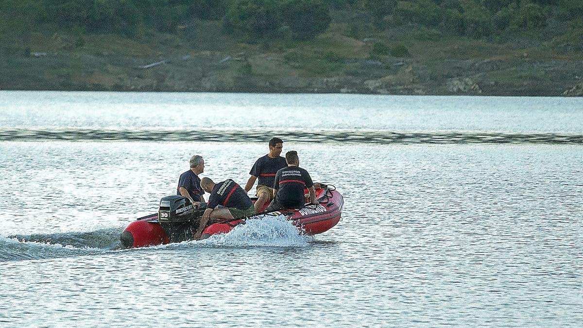Los equipos de rescate rastrean el pantano en busca del varón.-ICAL