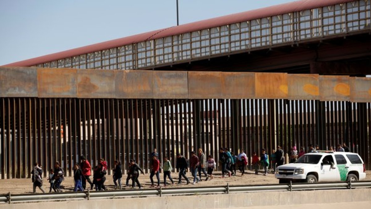 Oficiales migratorios de los Estados Unidos vigilan a los detenidos.-REUTERS