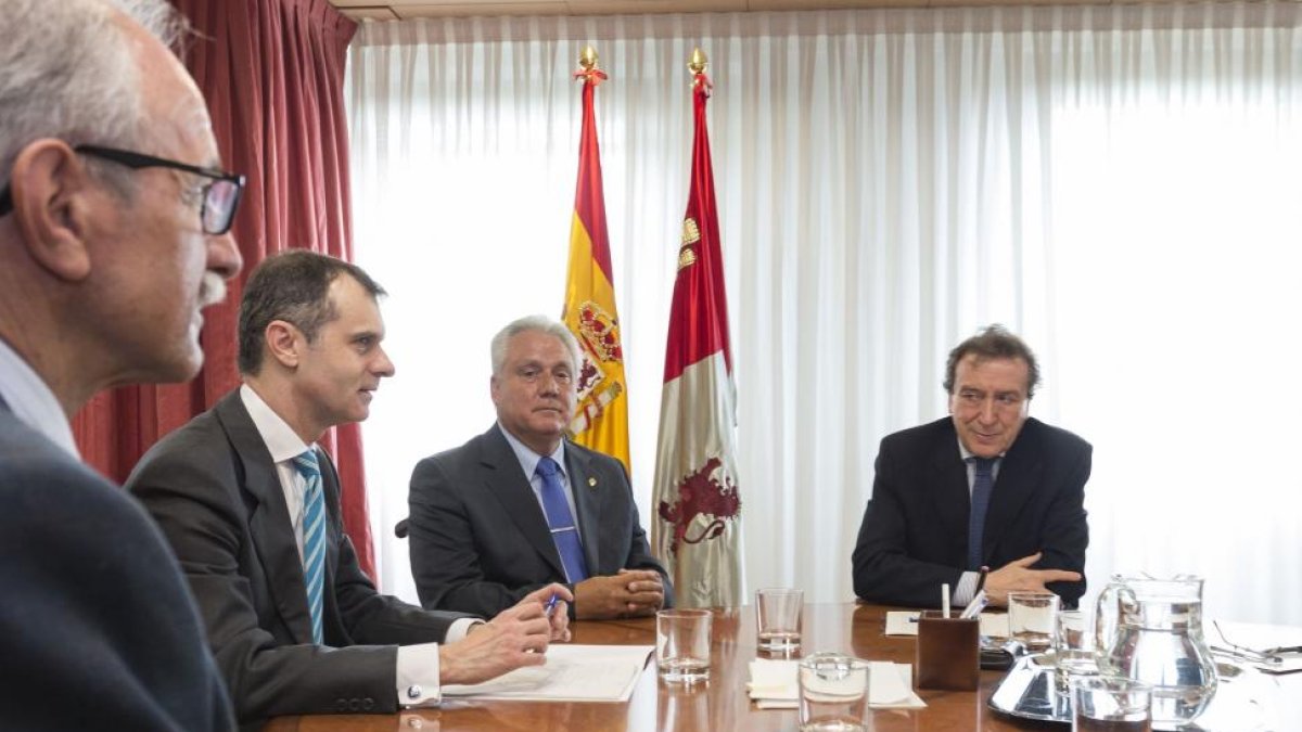 El consejero de la Presidencia, José Antonio de Santiago-Juárez, se reúne con el presidente de la Asociación de Víctimas del Terrorismo de Castilla y León, Juan José Aliste-ICAL