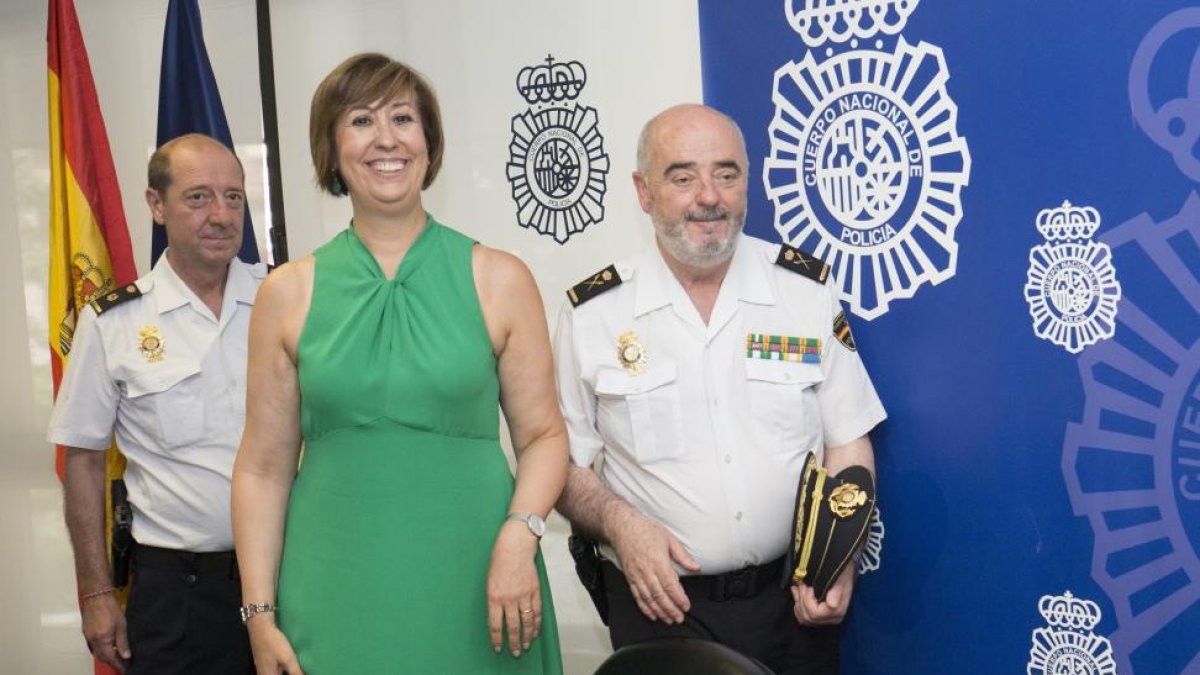 El jefe superior del Cuerpo Nacional de la Policía Nacional en Castilla y León, Jorge Zurita, acompañado por la subdelegada del Gobierno en Segovia, Pilar Sanz, visitan a las instalaciones de la Comisaría de Segovia.-ICAL