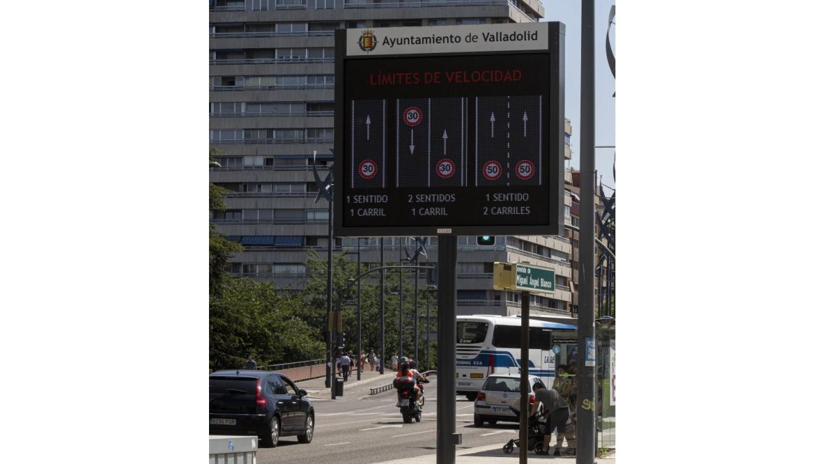 Carteles luminosos con límites de velocidad. Imagen del pasado viernes. Photogenic