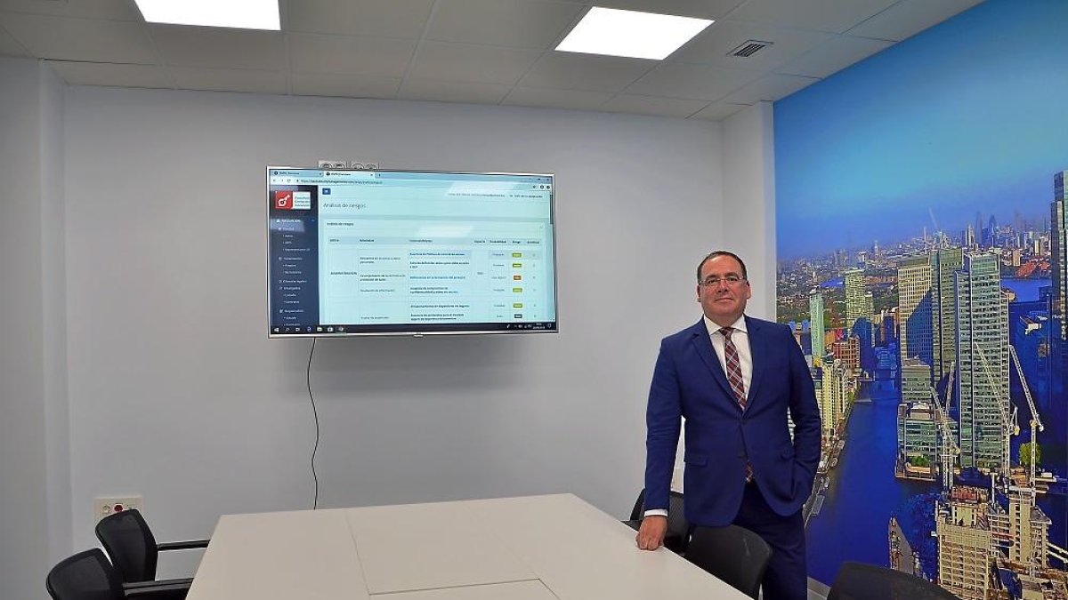 Julio César Miguel, director general del grupo CFI, muestra el ‘software’ en las instalaciones de su empresa en Palencia.-EL MUNDO