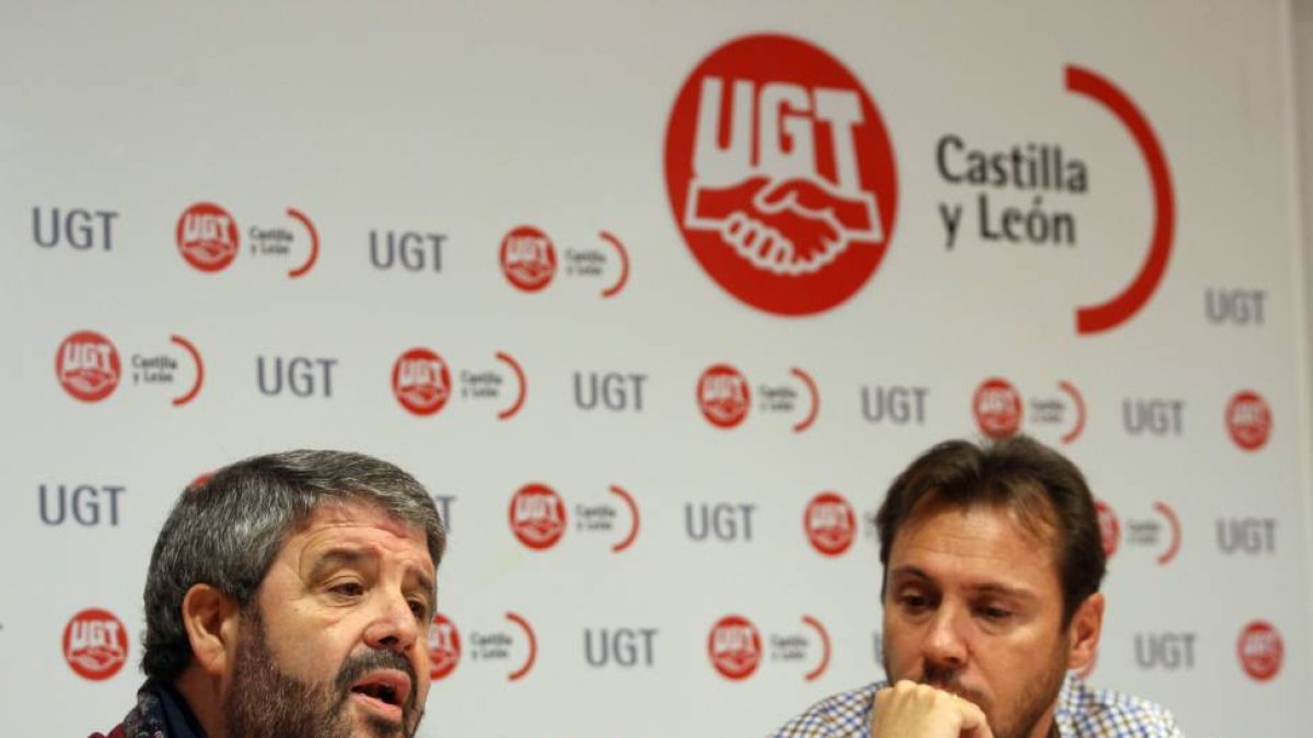 El secretario general del Sector Ferroviario de SMC-UGT en Castilla y León, Felipe de Diego y el presidente del Grupo Municipal Socialista en el Ayuntamiento, Óscar Puente-Ical