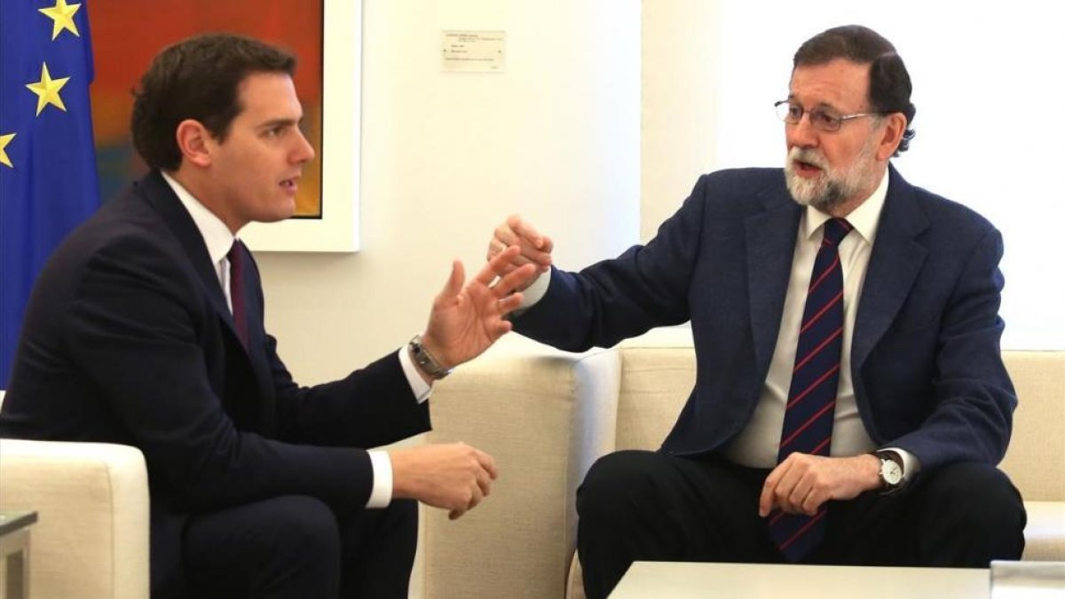 El presidente del Gobierno, Mariano Rajoy, reunido con Albert Rivera, esta mañana, en el Palacio de la Moncloa.-/ DAVID CASTRO