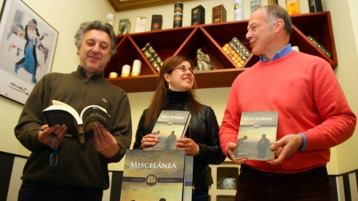 El profesor José Luis Suárez Roca (I), junto a la periodista y escritora Noemí Sabugal y el también periodista y escritor Valentín Carrera (D), durante la presentación de la sexta entrega de la Biblioteca Gil y Carrasco-Ical