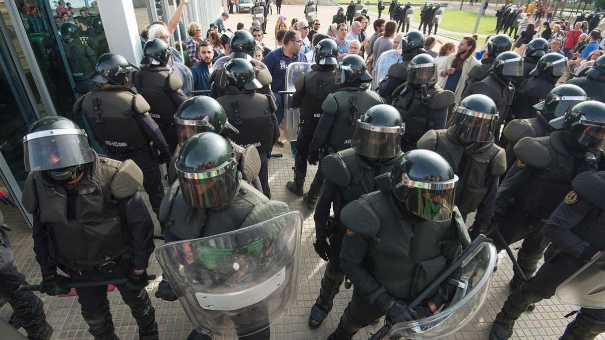 Un grupo de antidisturbios de la Guardia Civil durante el referéndum del 1-O en Mora la Nova.-JOAN REVILLAS