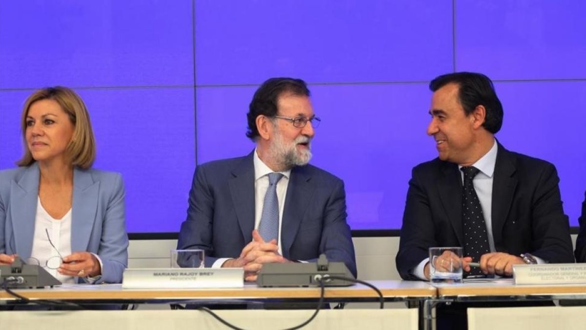 Mariano Rajoy, entre Fernando Martínez Maillo y María Dolores de Cospedal, este lunes en la comité ejecutivo nacional del PP, para analizar los primeros pasos dados tras la aplicación del 155.-/ DAVID CASTRO