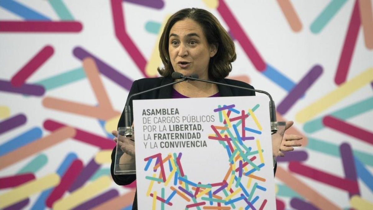 La alcaldesa de Barcelona, Ada Colau, en Zaragoza.-EFE / TONI GALÁN