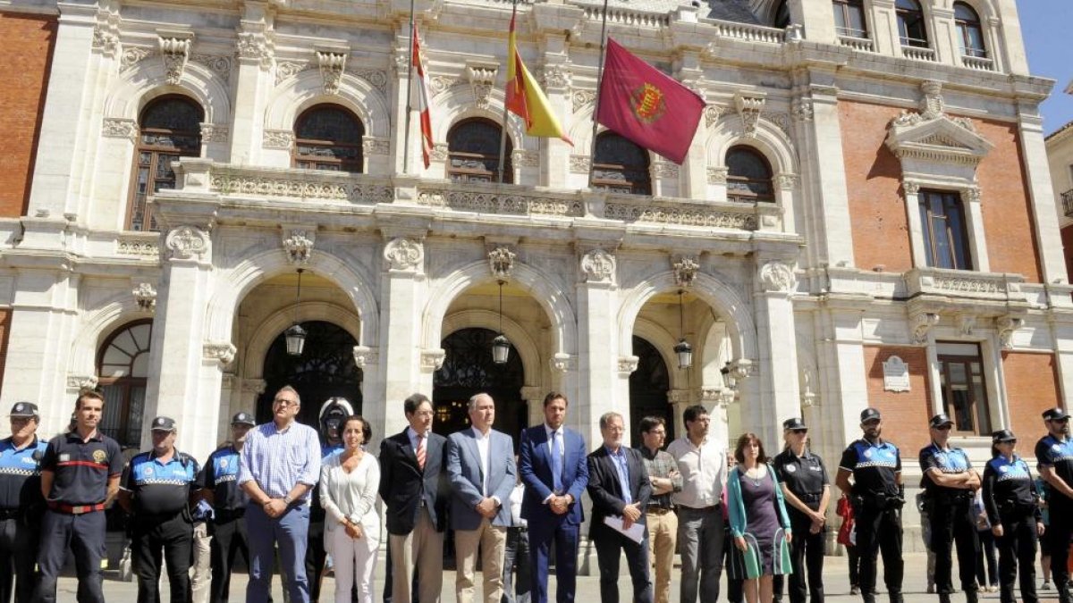 Concentración ante el ayuntamiento de Valladolid en repulsa por el atentado de Niza.-ICAL