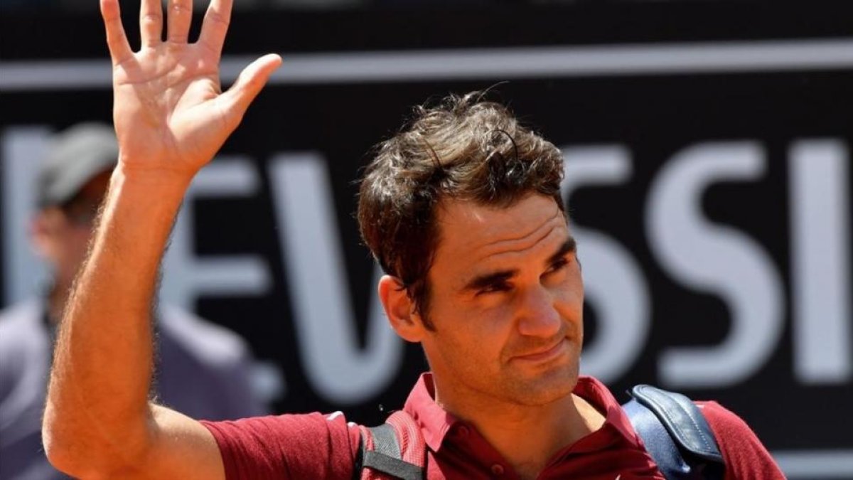 Federer se despide del público en Roma tras perder alnte Thiem.-AFP / TIZIANA FABI