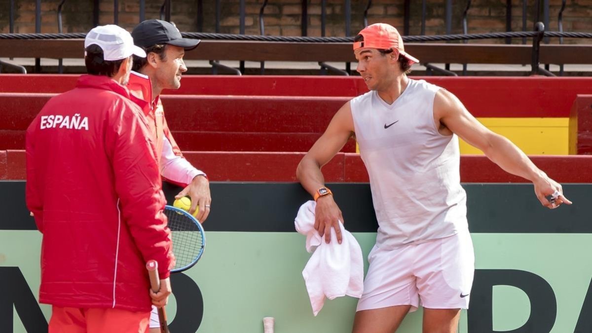 Nadal charla con Bruguera y Moyà, en la última eliminatoria en Marbella contra Alemania.-MIGUEL LORENZO