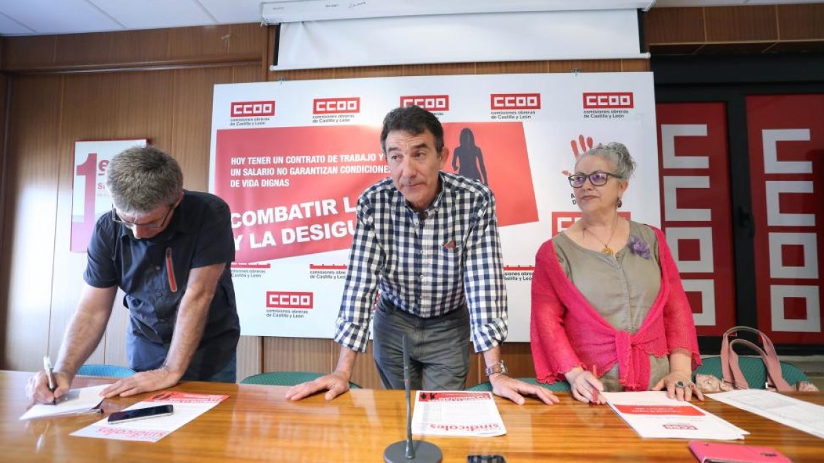 El secretario general FSC-CCOO de Castilla y León, Luis Fernández Gamazo; el secretario general de CCOO de Castilla y León, Ángel Hernández, y la secretaria de Políticas Sociales, Berna García, presentan una campaña contra la pobreza en Castilla y León.-ICAL