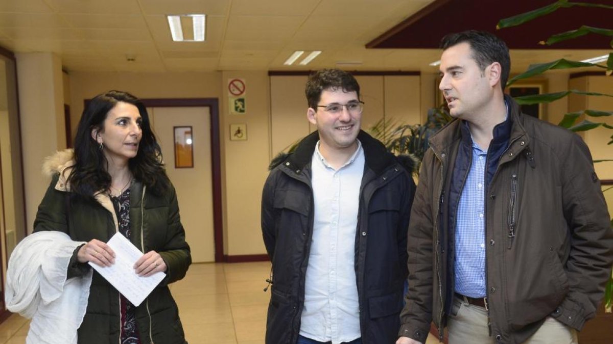 Los portavoces de los grupos municipales del PSOE, Daniel de la Rosa (D); Imagina Burgos, Raúl Salinero (C); y Ciudadanos, Gloria Bañeres, comparecen en una rueda de prensa conjunta.-ICAL