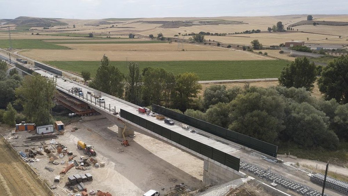 El tablero del viaducto del AVE sobre el Arlanzón está terminado, pero falta colocar las traviesas y vías, ya preparadas en el lado de Buniel.-I. L. MURILLO