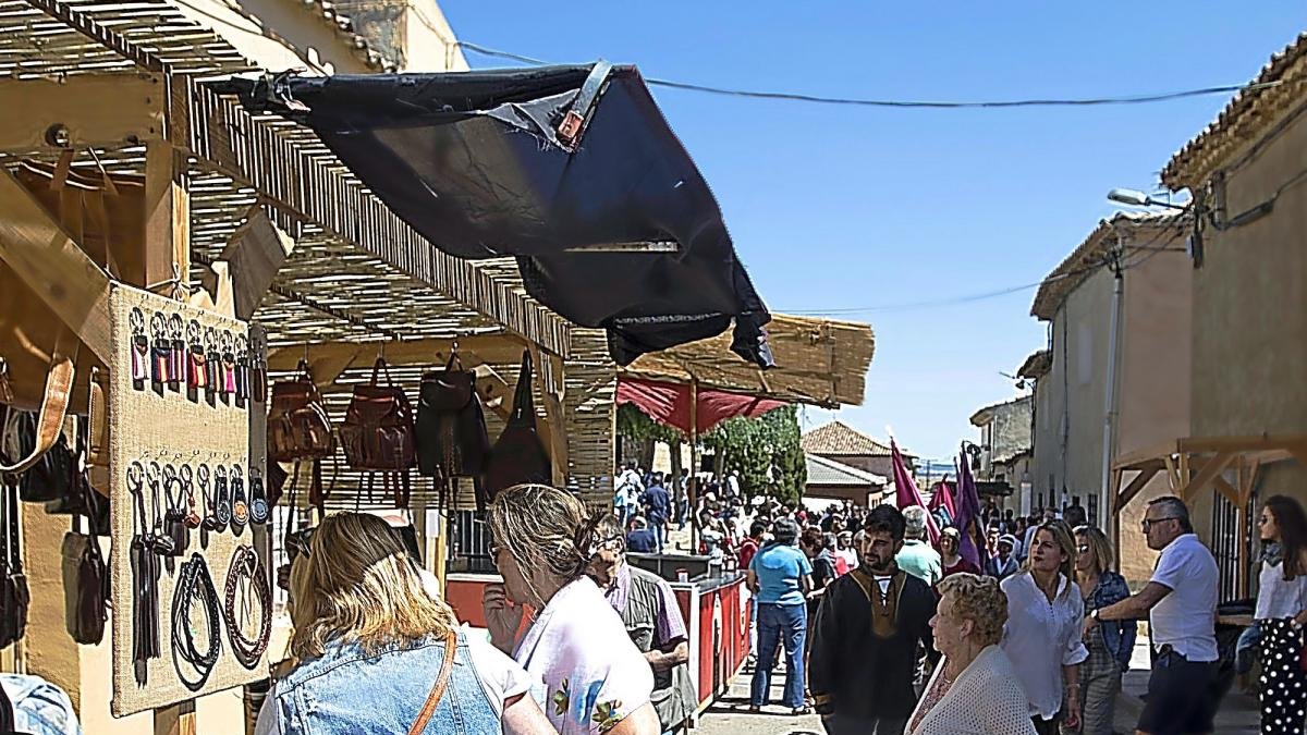 Una de las principales calles del pueblo, donde está el mercado artesano.-REPORTAJE GRÁFICO: JOSÉ C. CASTILLO / PHOTOGENIC