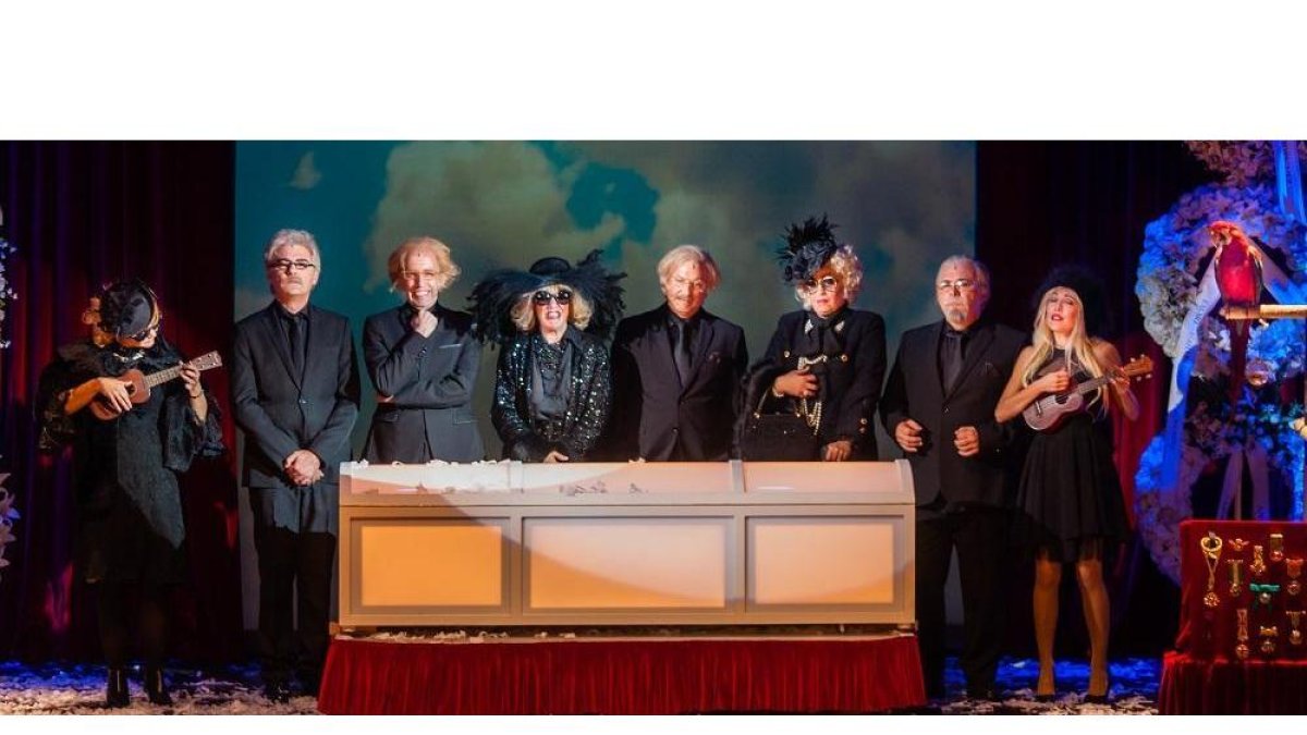 Los actores de La Cubana en escena durante la interpretación de la comedia ‘Adiós Arturo’.-E.M.