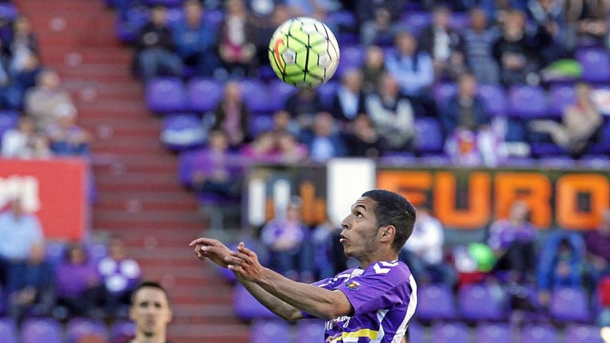 Anuar se dispone a cabecear un balón durante el encuentro frente al Lugo.-Pablo Requejo