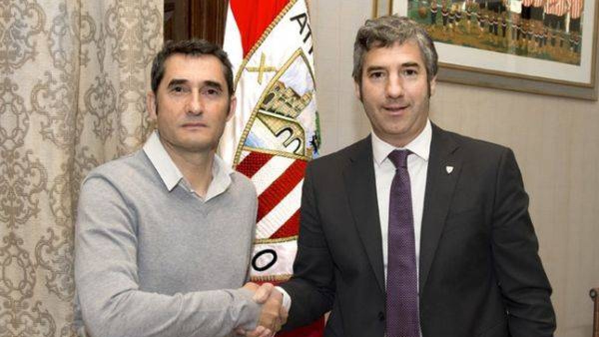 Ernesto Valverde (izquierda) y el presidente del Athletic, Josu Urrutia, tras la renovación del técnico.-Foto: ATHLETIC CLUB